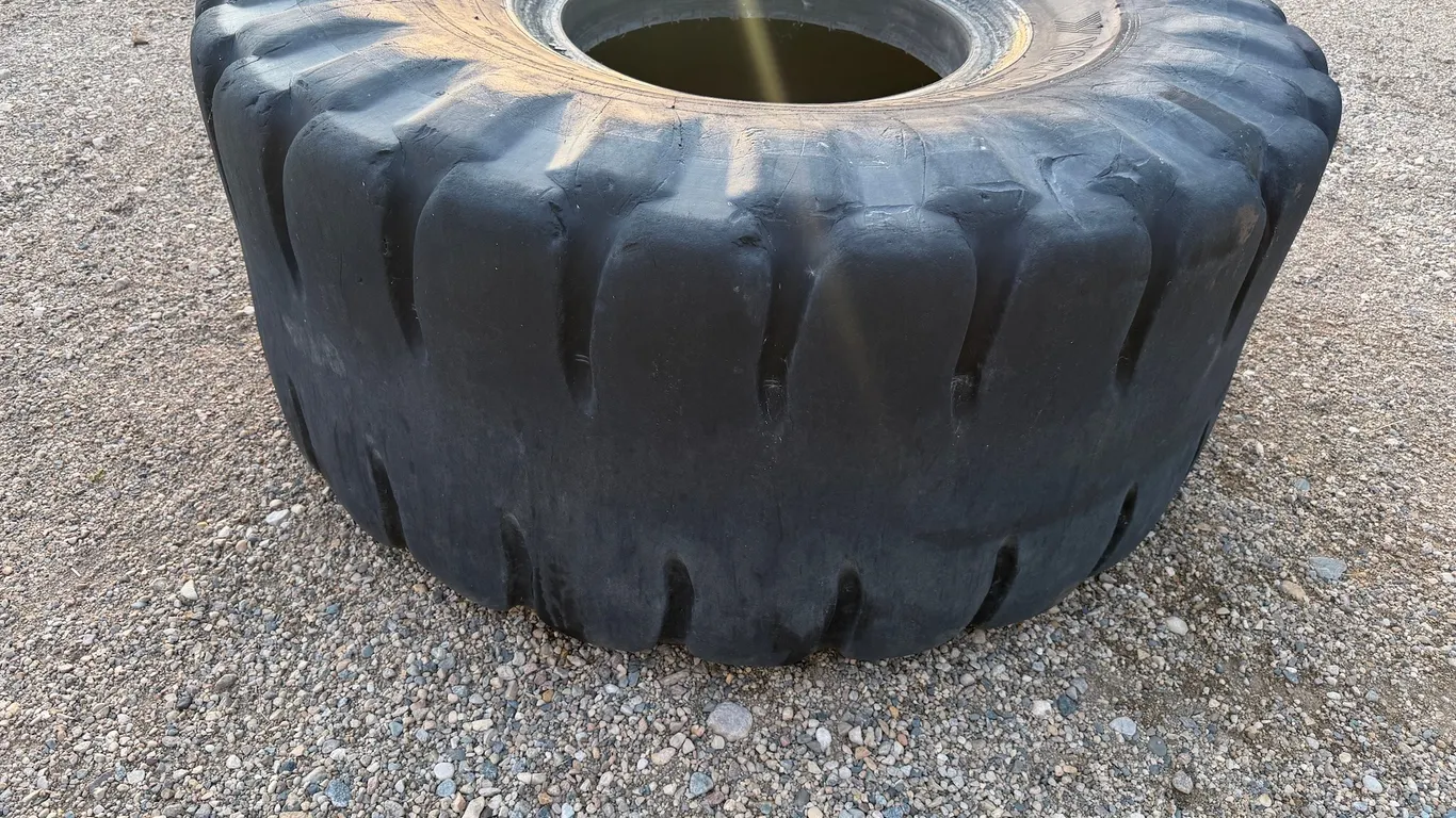 (1) Yokohama 23.5 x 25 Rock Loader Tire