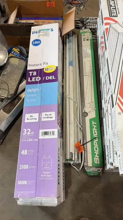 3- (new) Philips T8 LED/DEL, Shoplights