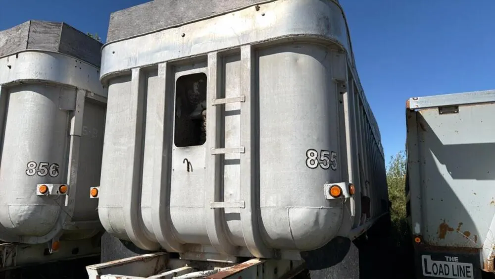 Tridem end dump trailer