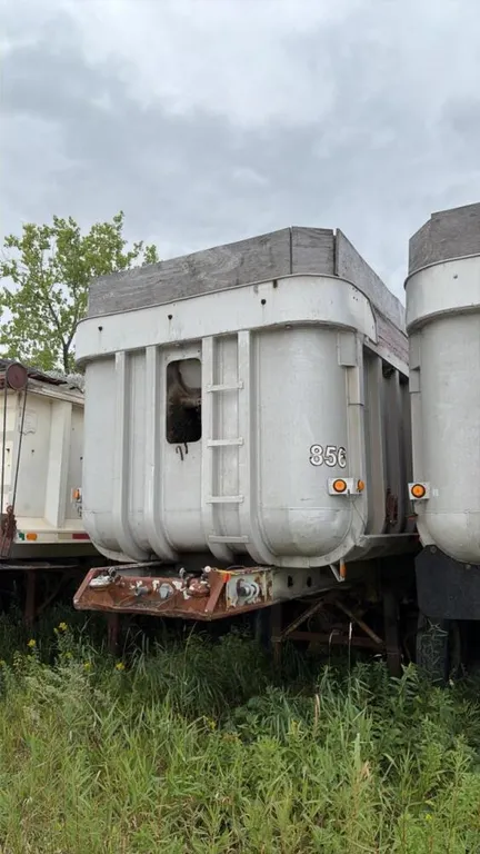 Tridem end dump trailer