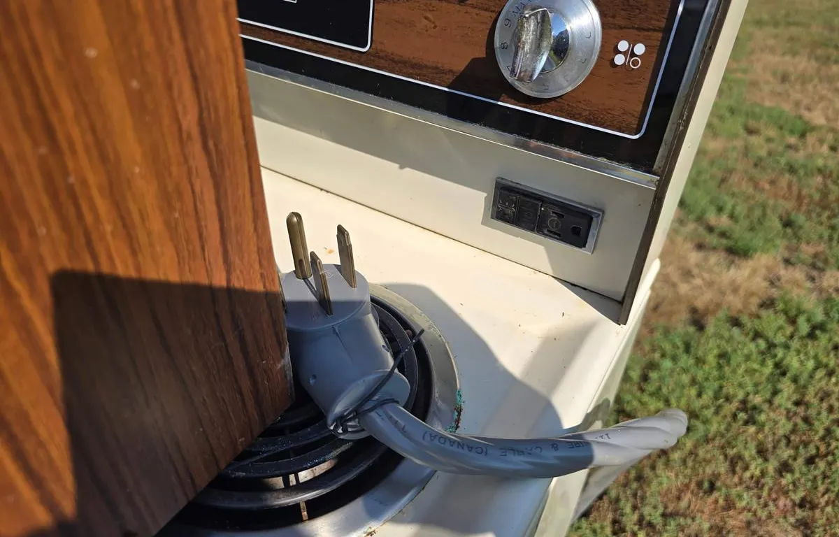 Toshiba Microwave and Electric Stove
UNRESERVED