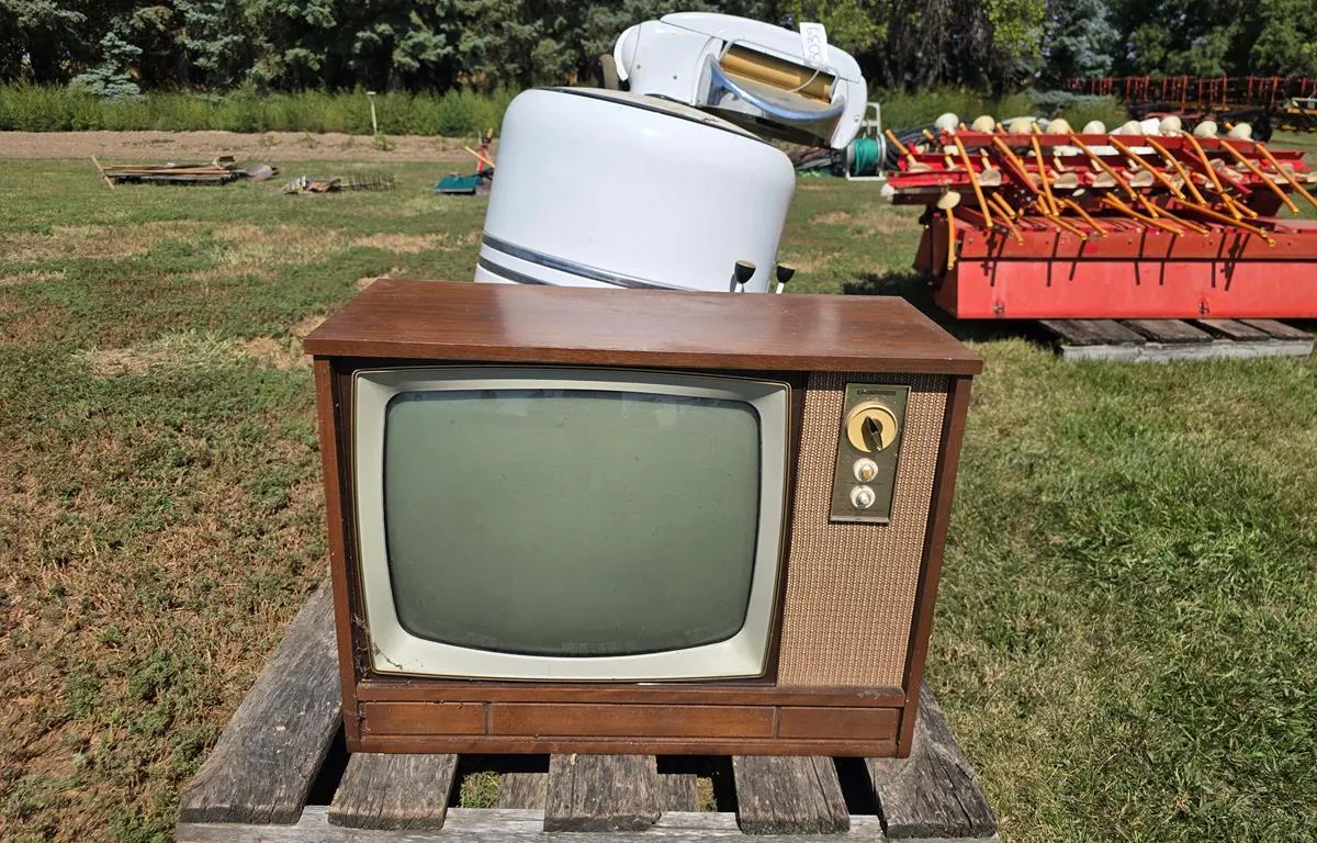 Golden Spiralator Washer and Vintage Television
UNRESERVED