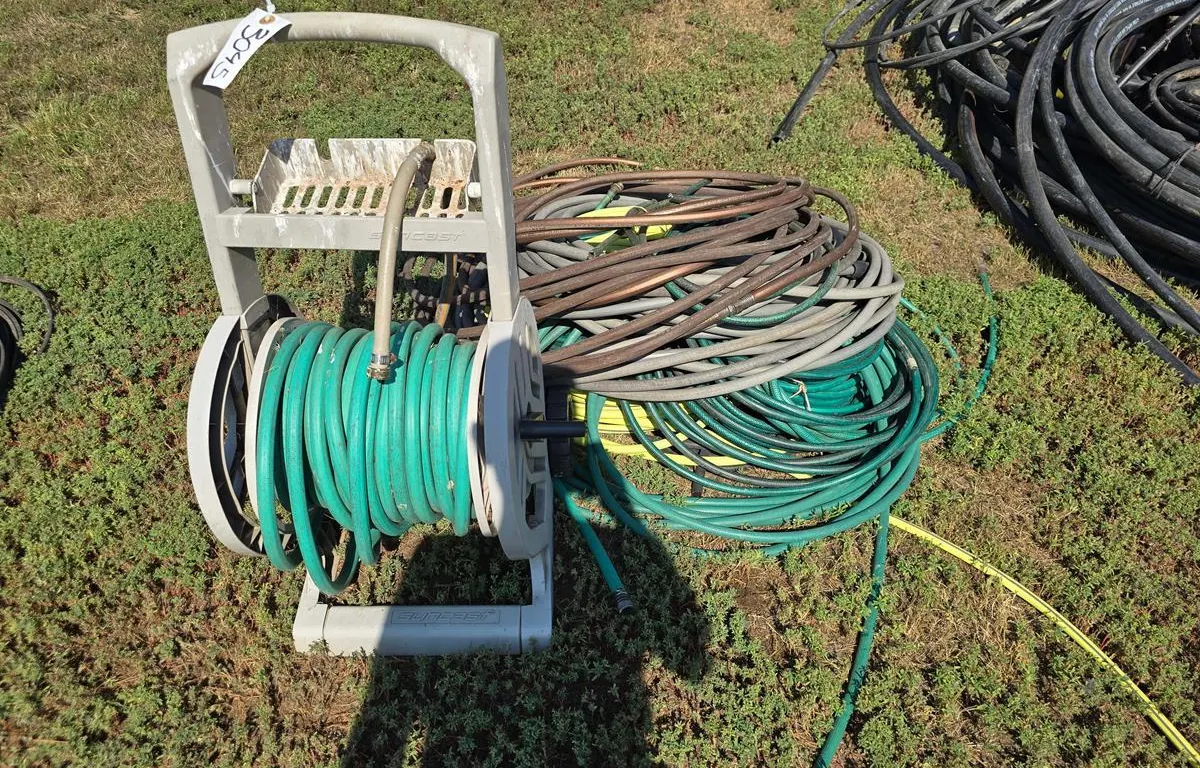 Suncast Hose Reel w/ Assorted Garden Hoses
UNRESERVED