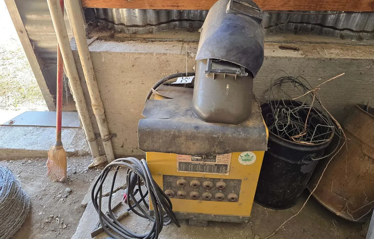Comet 180 CH AC Arc Welder w/ Helmets
UNRESERVED