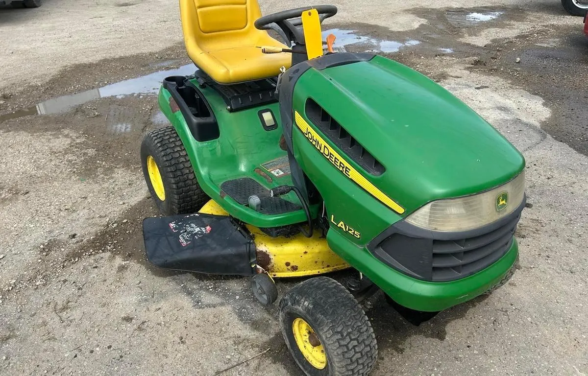 John Deere LA125 Riding Lawn Mower w/ 42" Deck
UNRESERVED