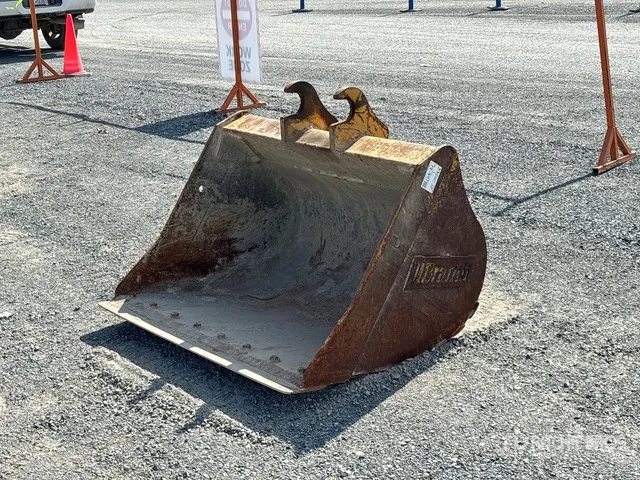 Brandt 48 in Q/C Cleanup Excavator Bucket - Fits John Deere 85G