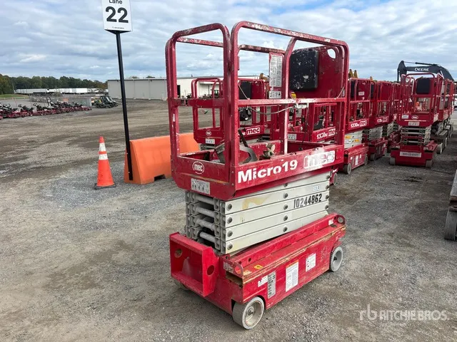 2018 MEC Micro19 Electric Scissor Lift