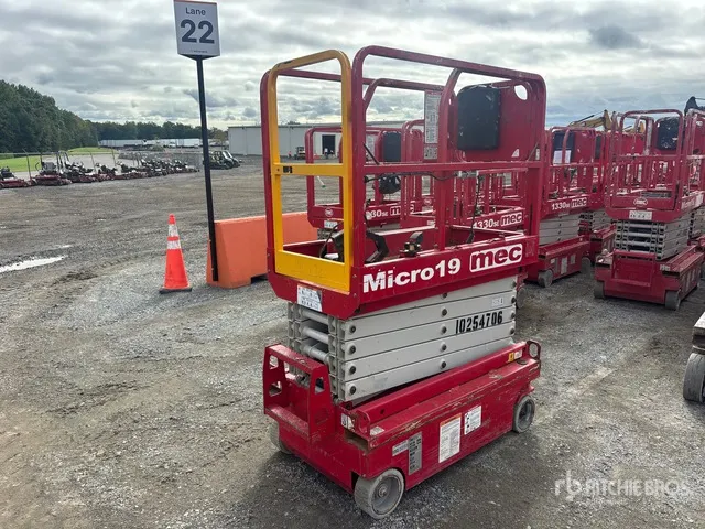 2018 MEC Micro 19 Electric Scissor Lift