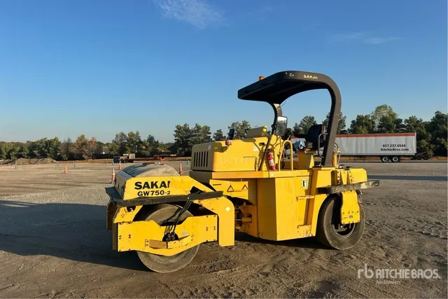 Sakai GW750-2 7 Wheel Pneumatic Roller