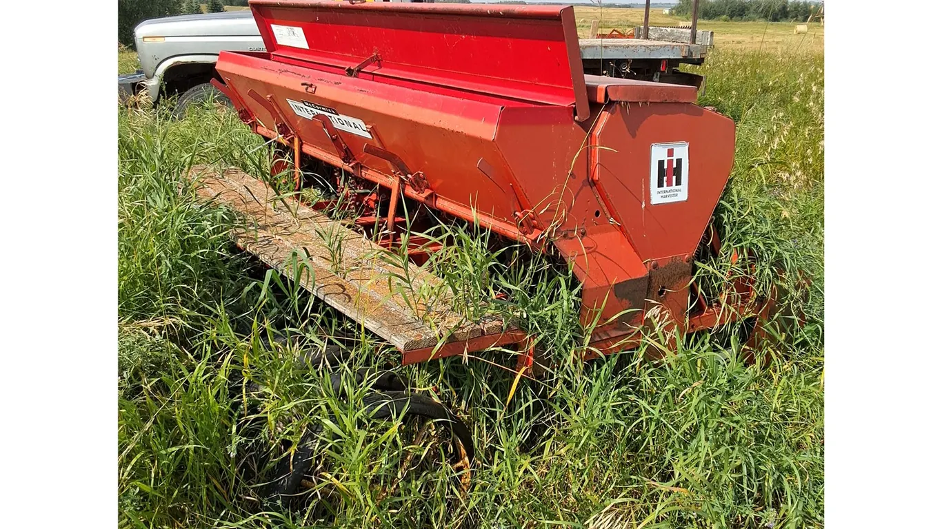 IHC 100 Drill, (2) 6.5ft with Fertilizer Attachment