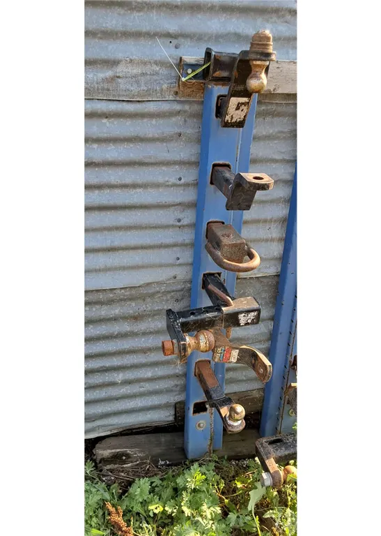 (7) Hitches with Stand