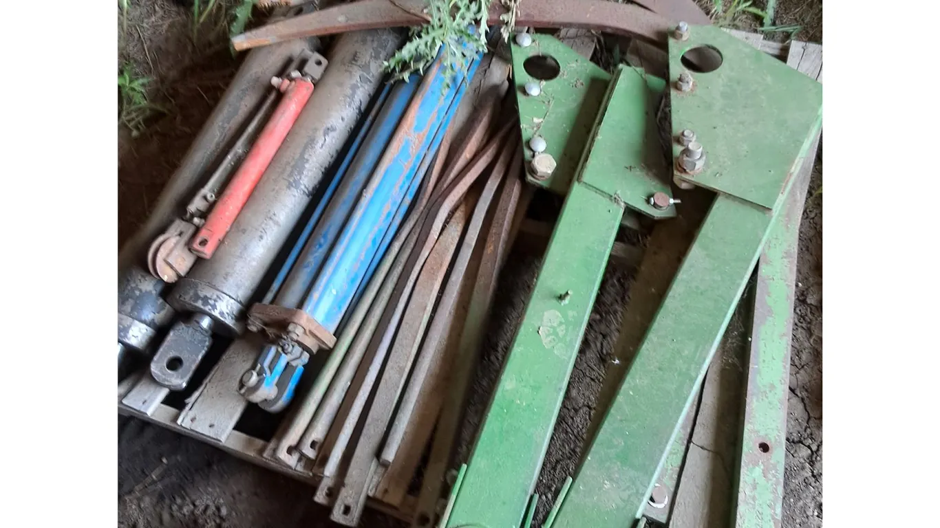 JD 148 Loader Grapple arms and Tines, Hydraulic Rams, Several Spikes
