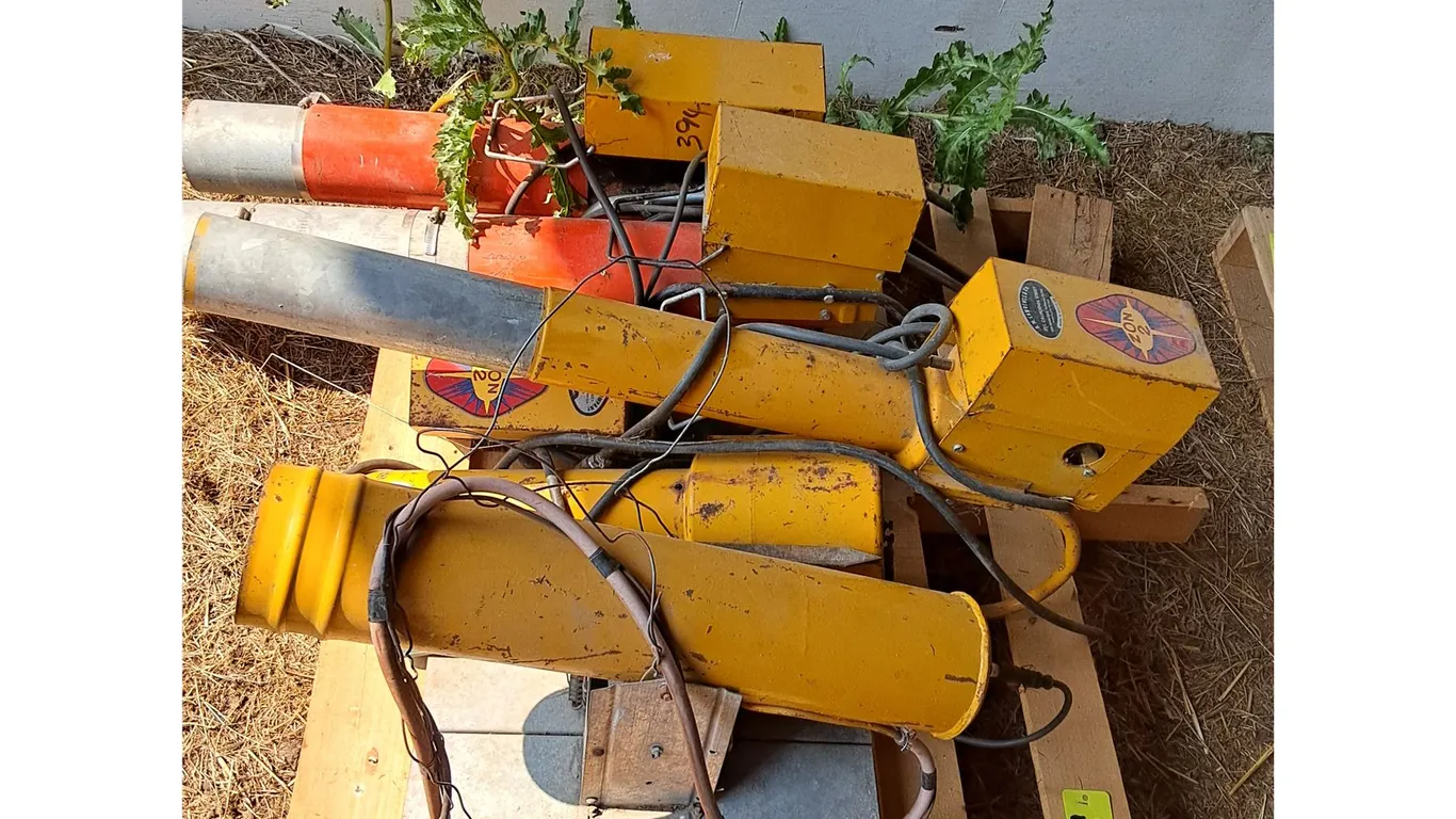 (6) Scare Cannons