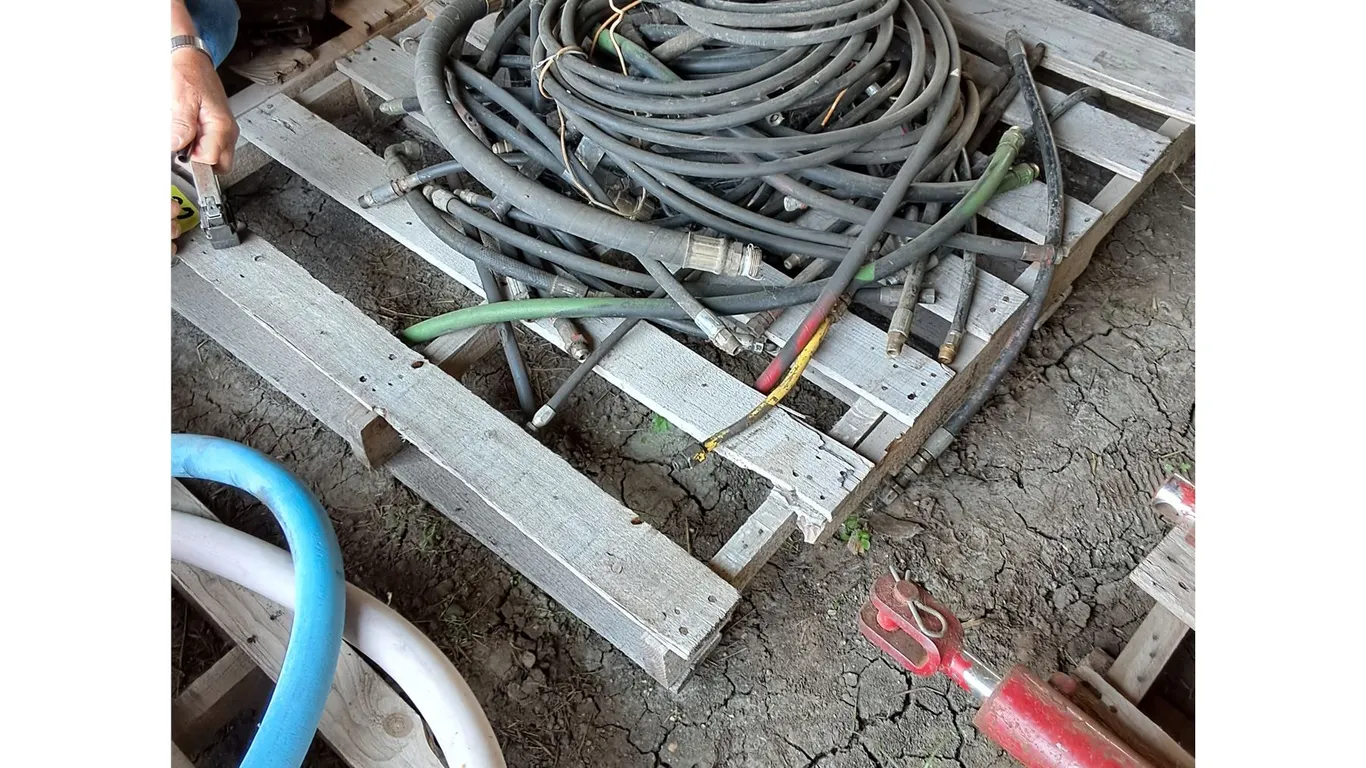 (3)Pallets of multi size hydraulic hoses