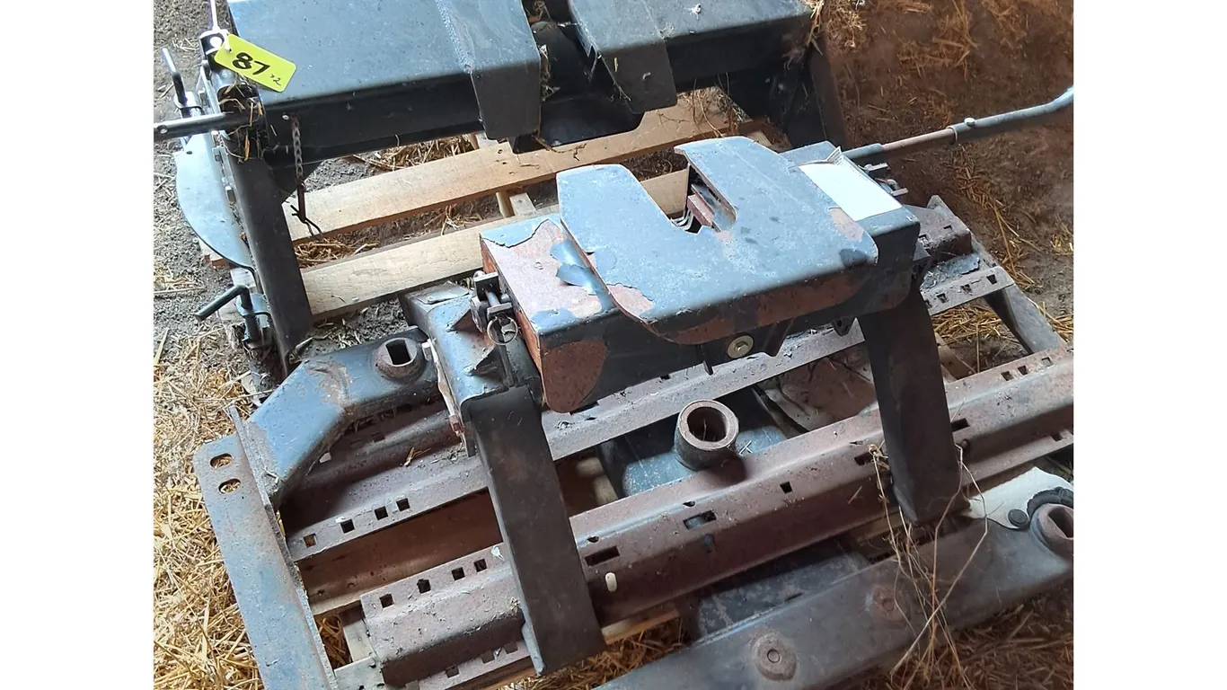 (2) Fifth Wheel Hitch Units