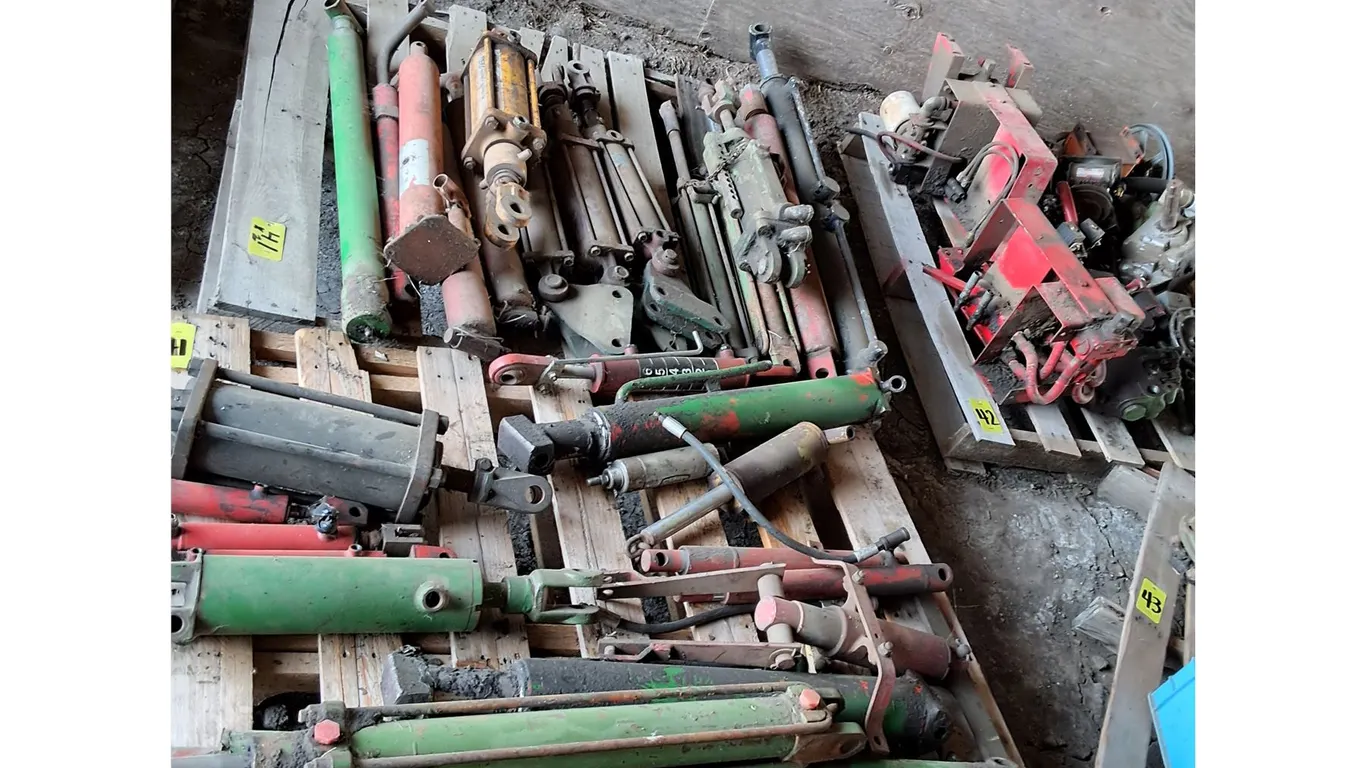(2) Pallets Hydraulic Rams
