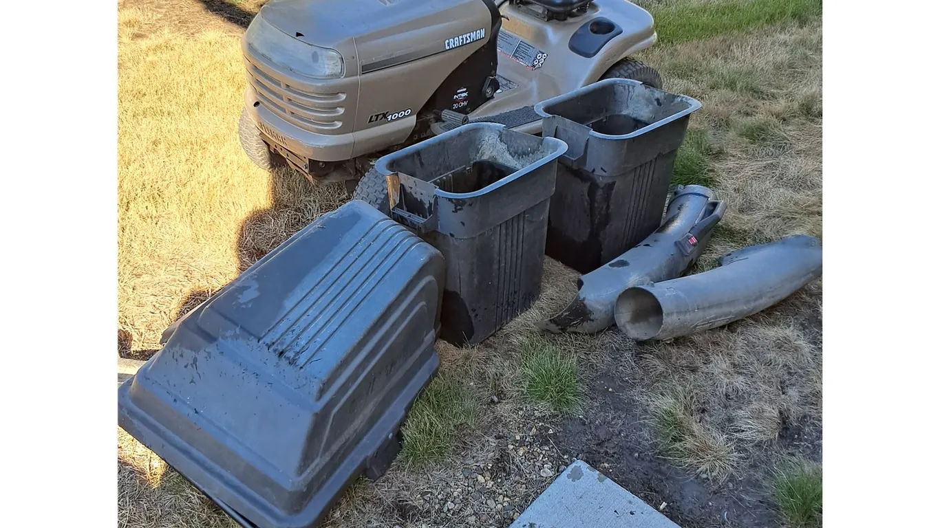 Craftsman LTX1000 Garden Tractor w/42" Mower & Bagger Attachment