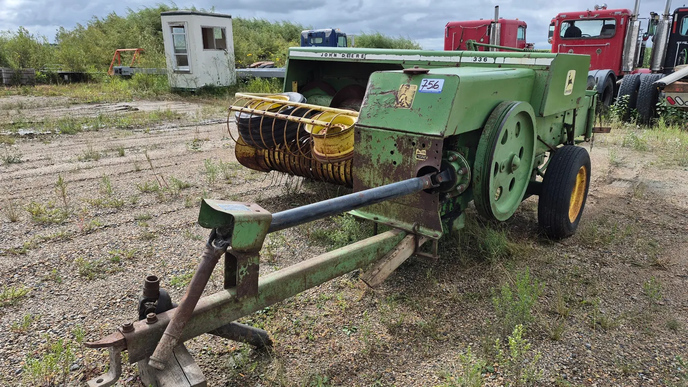 JOHN DEERE 336 SQAURE BALER