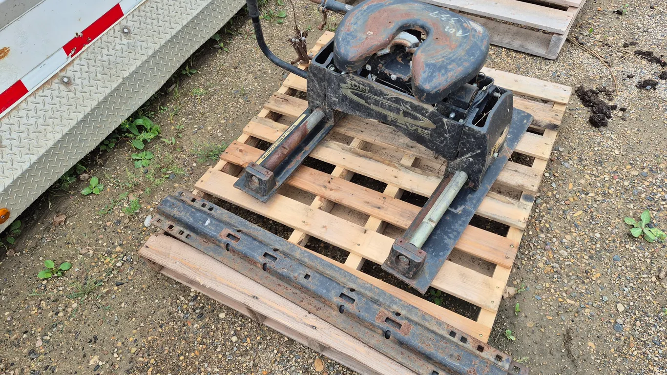Fifth Wheel W/ Rails (No Hardware)