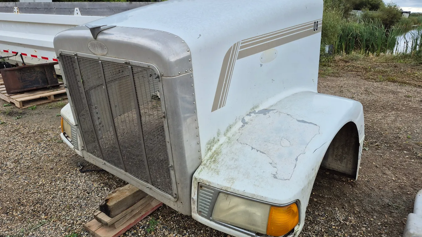 Semi Hood Off 378 Peterbilt
