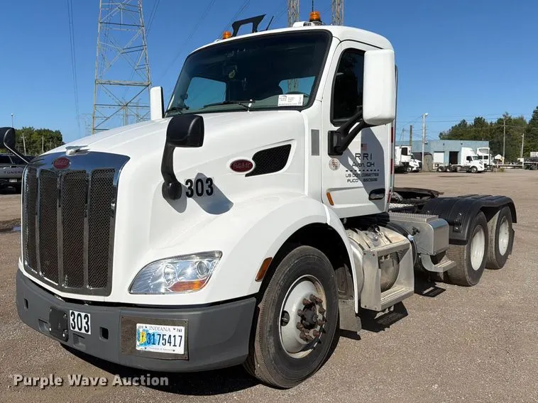 2022 Peterbilt 579 semi truck