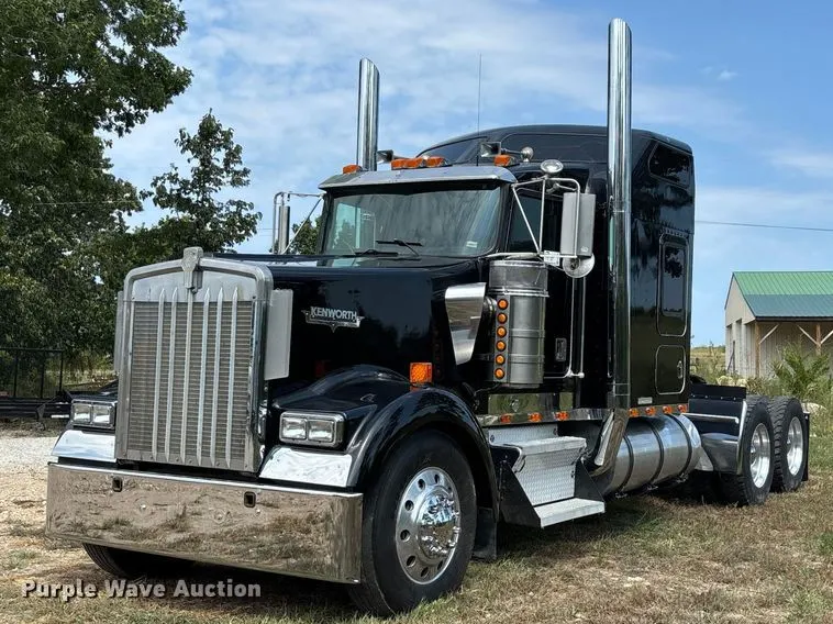 2000 Kenworth W900L semi truck