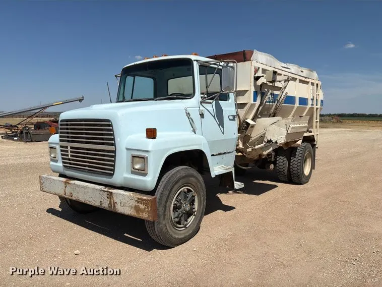 1987 Ford LN375 feed mixer truck