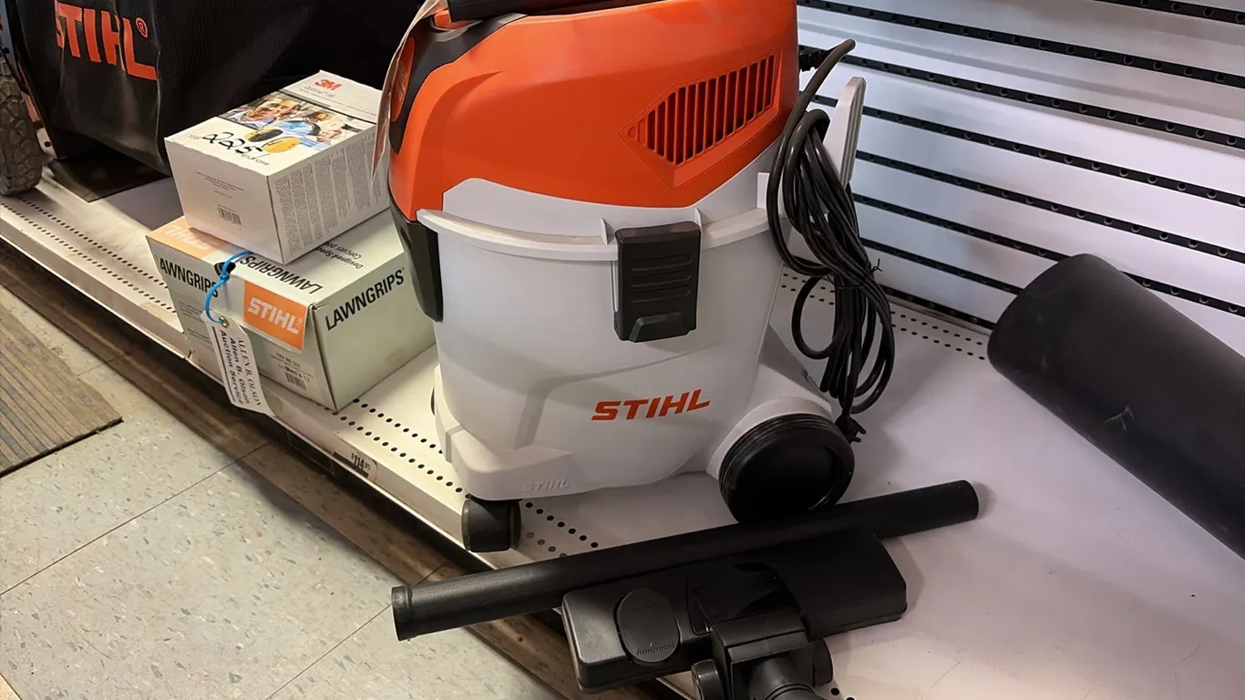 NEW/UNUSED STIHL SE33 ELECTRIC WET & DRY VACUUM w/ HOSE & ATTACHMENT
