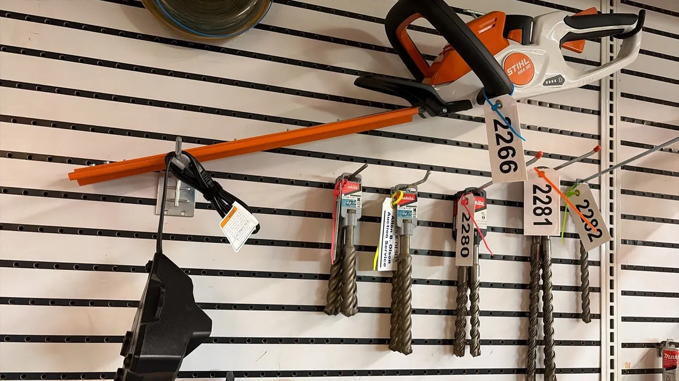 NEW/UNUSED STIHL HSA30 BATTERY POWERED HEDGE TRIMMER