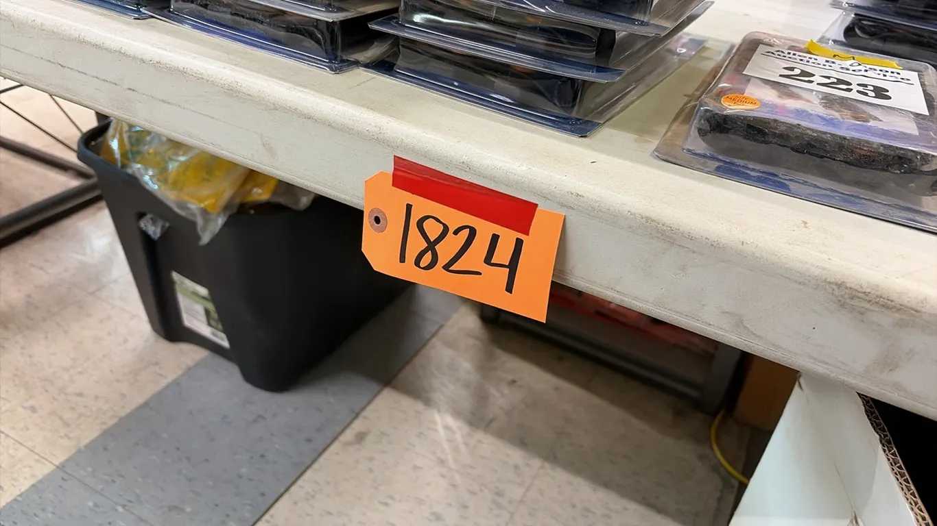 8'Lx30"W PLASTIC TOP FOLDING TABLE