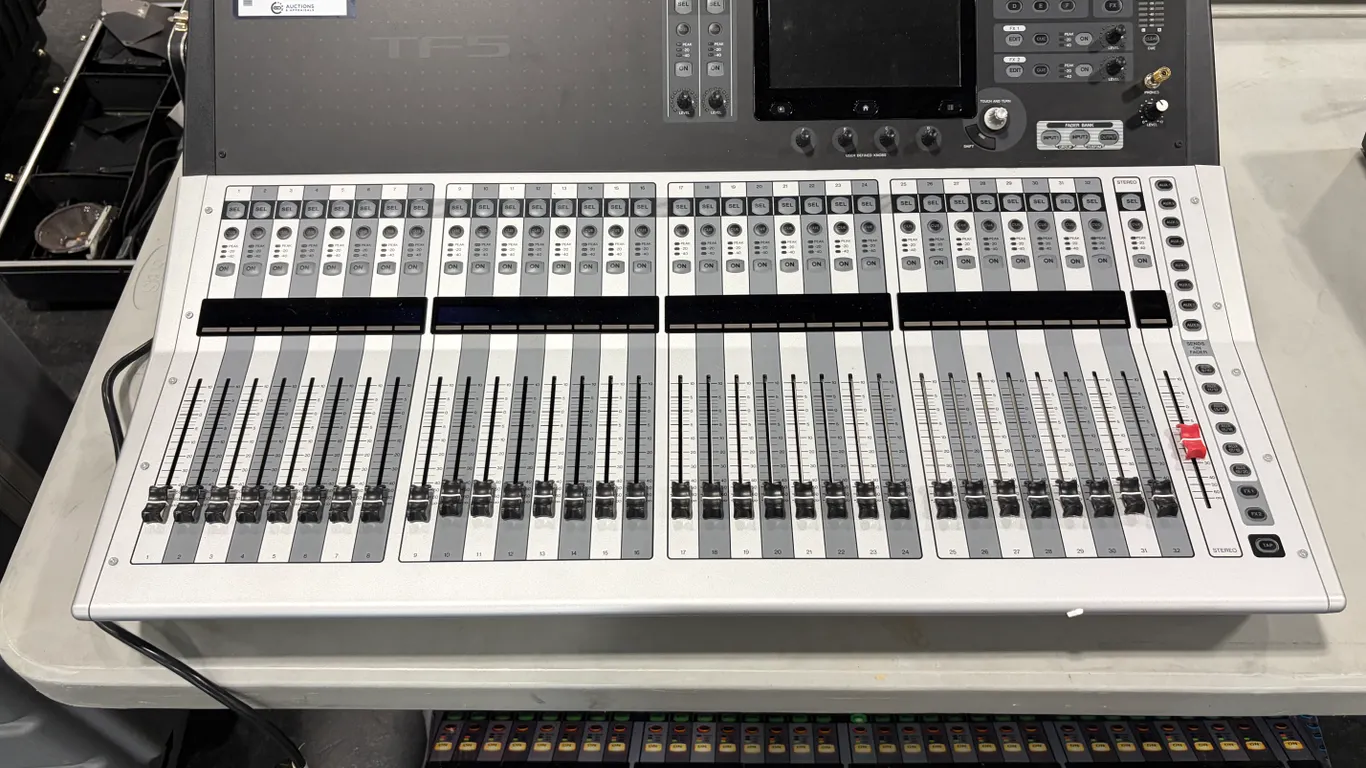 YAMAHA TF5 32-CHANNEL DIGITAL MIXING CONSOLE