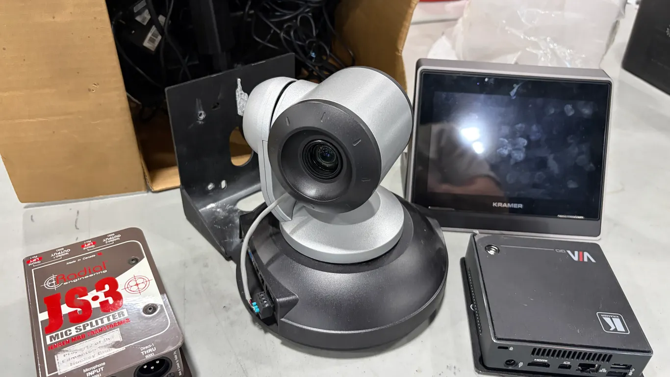 VADDIO CONFERENCESHOT AV PTZ CONFERENCING CAMERA WITH RADIAL JS3 MIC SPLITTER & ASSORTED A/V EQUIPME