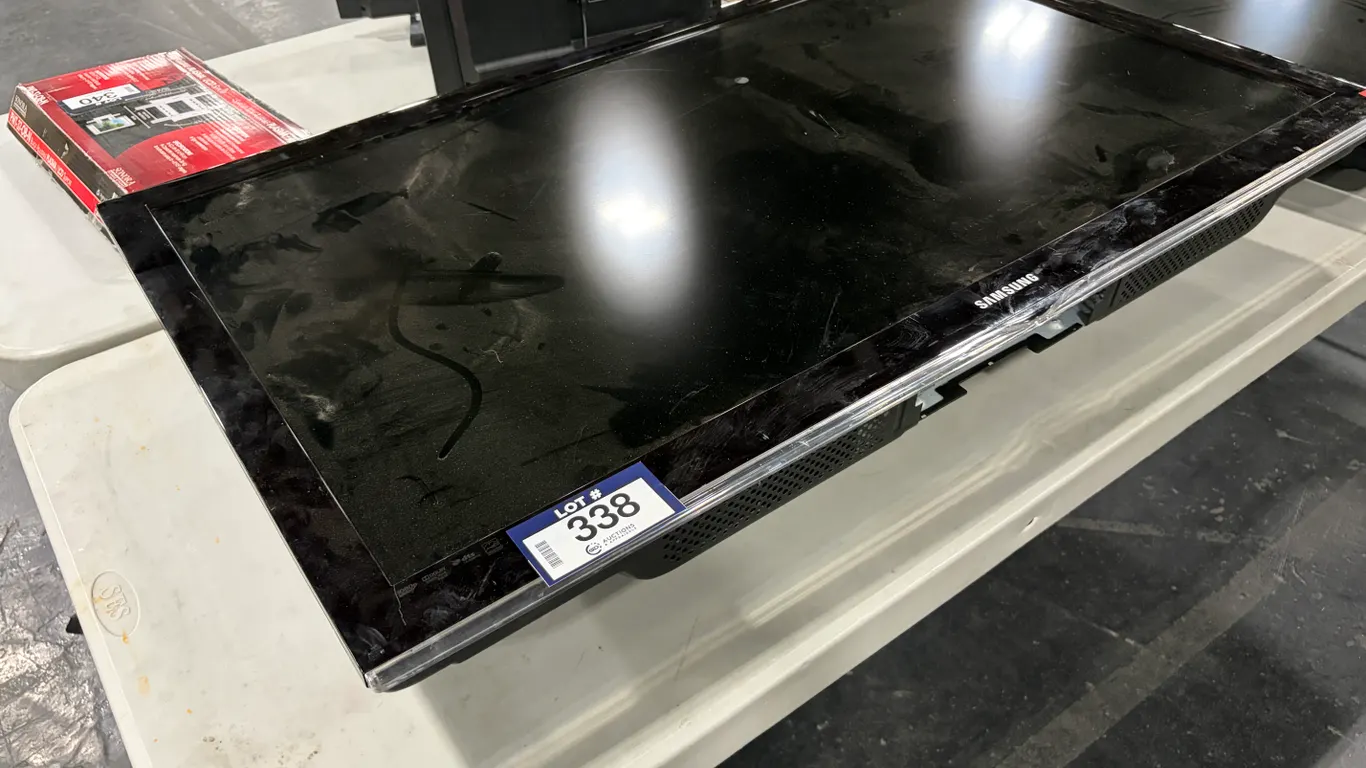 SAMSUNG LN46C530F1F 46" LCD TV *NO POWER CORD*