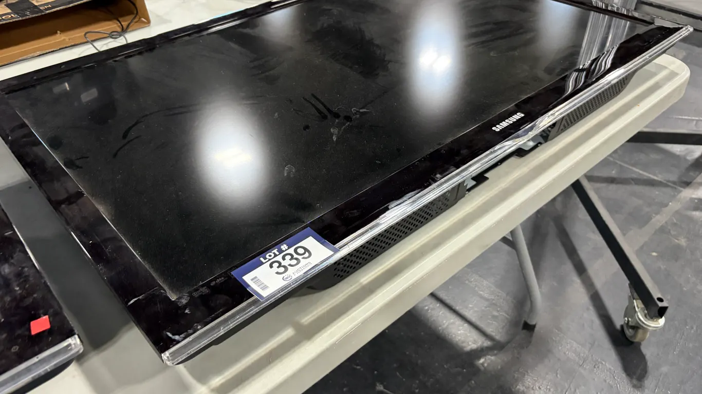 SAMSUNG LN46C530F1F 46" LCD TV *NO POWER CORD*