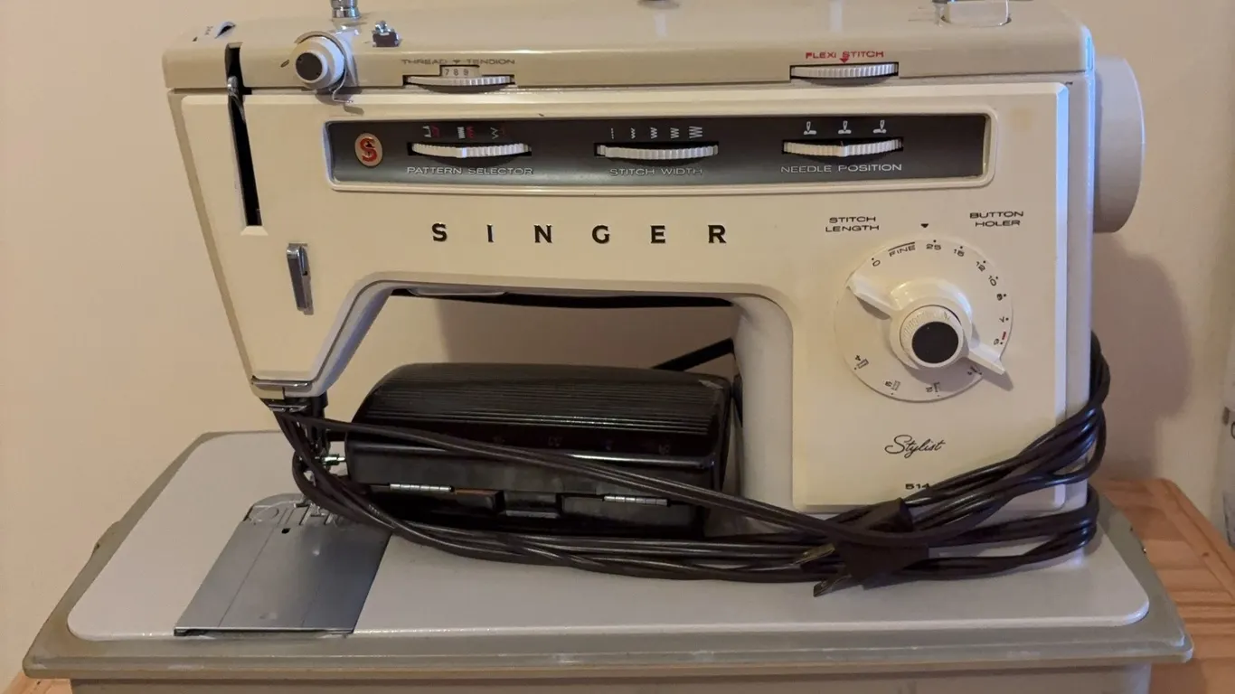 Singer Stylist 514 Sewing Machine with Case