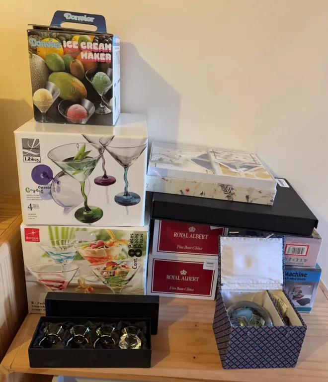 Mixed Housewares, Glassware & Collectibles Lot