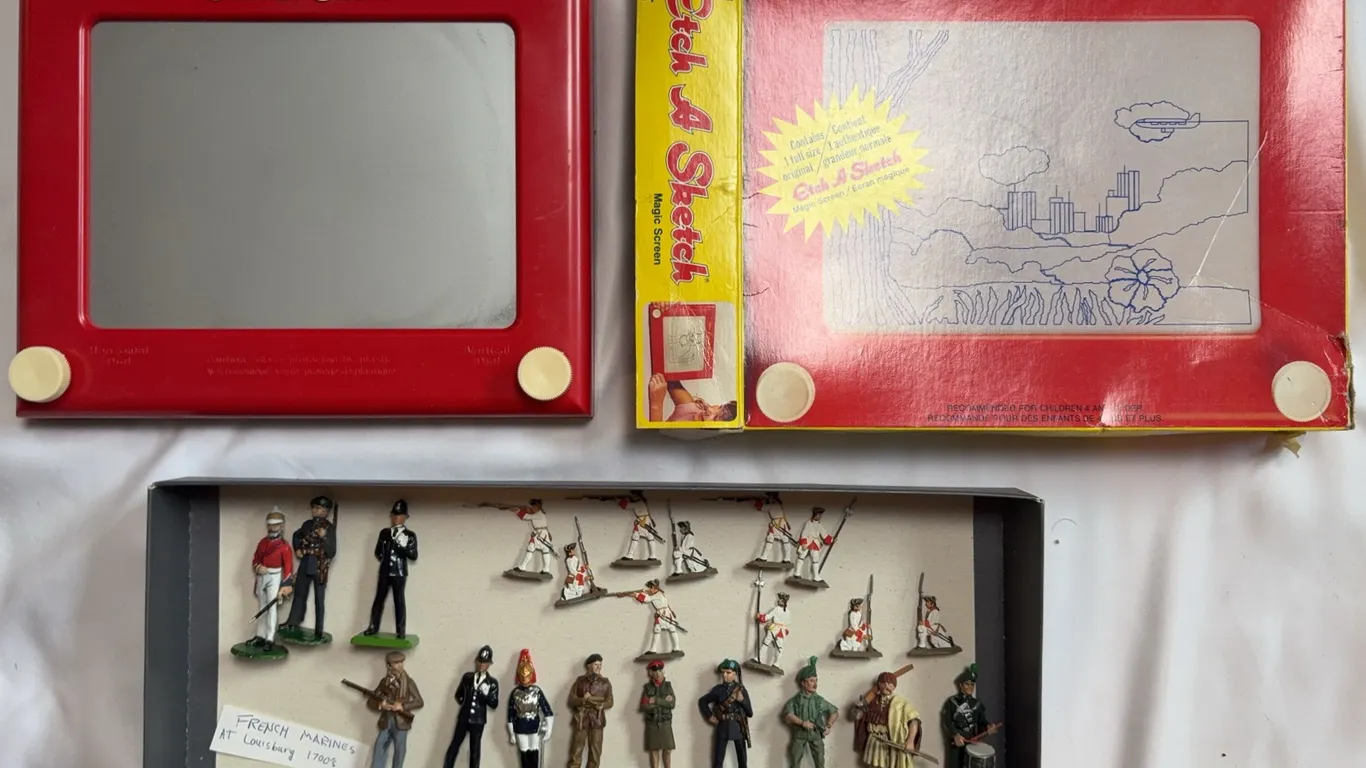 Mixed Lot of Vintage Toy Soldiers & Etch A Sketch
