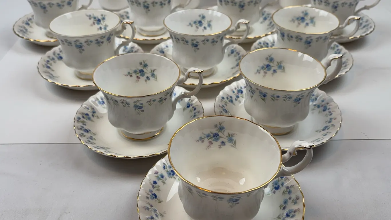 Vintage Royal Albert Memory Lane Tea Cups Saucers & Mugs