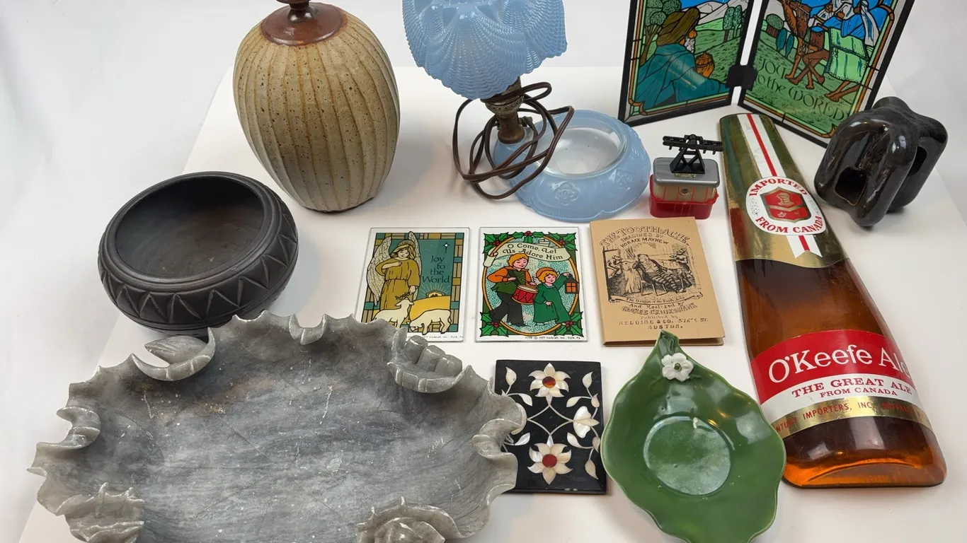 Mixed Lot of Vintage Decor, Glassware & Collectibles