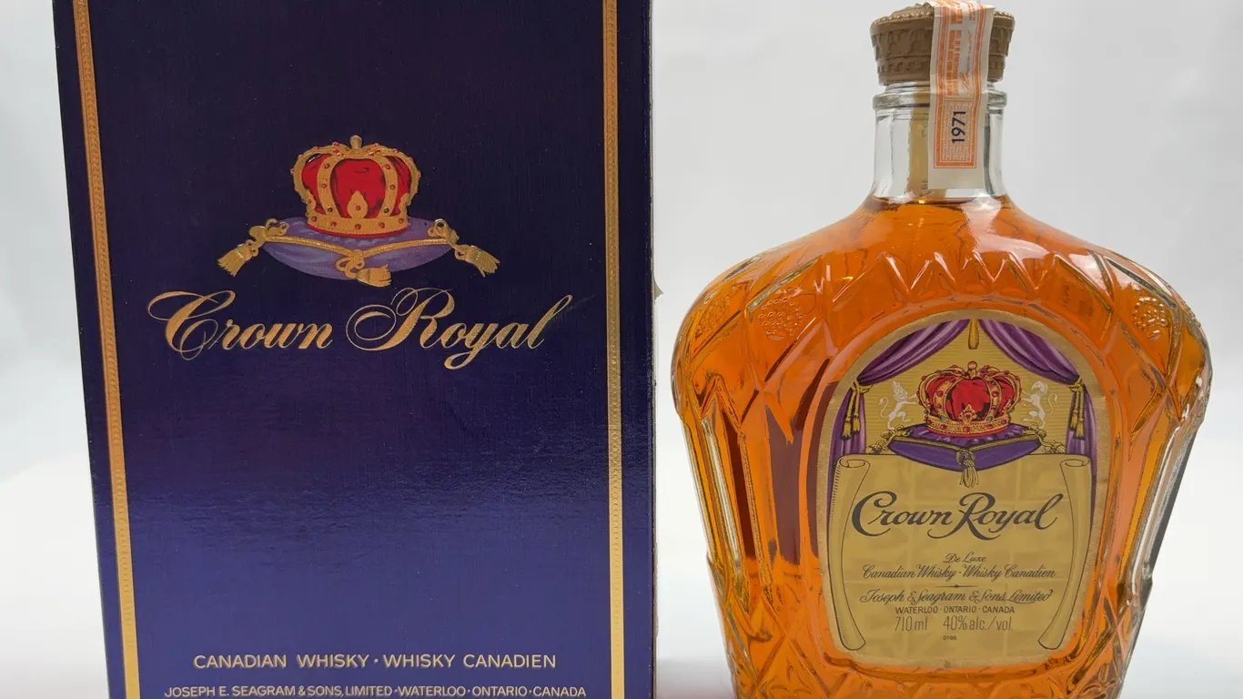 Vintage Crown Royal Canadian Whisky 1971 Sealed 710ml Bottle
