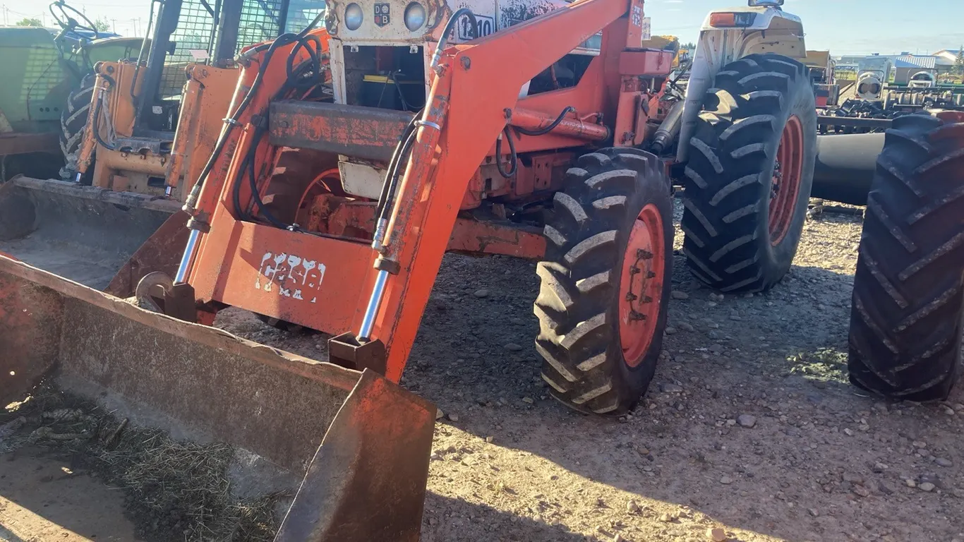 Case 1210 MFWD Tractor with FEL, s/n: 1210/8730081