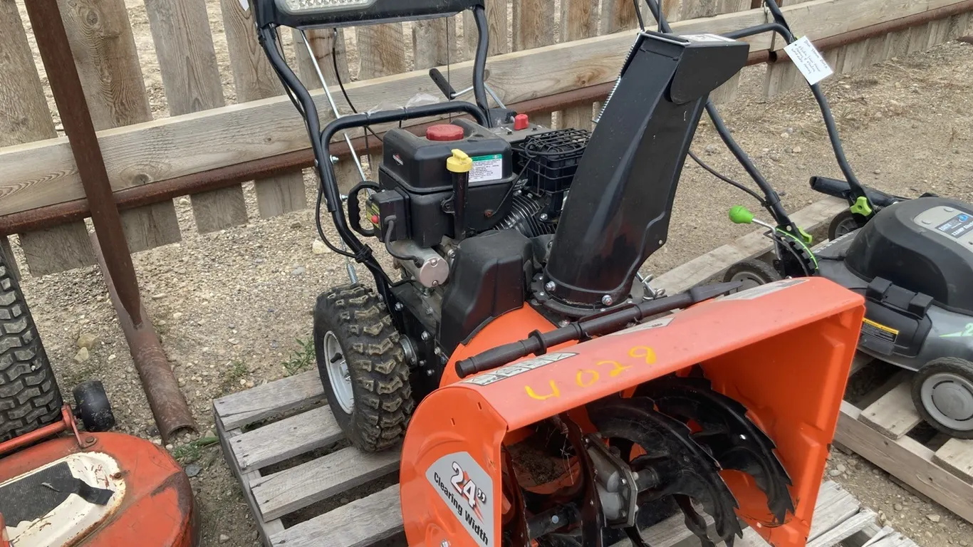 Yard Force Gas Snow Blower, running