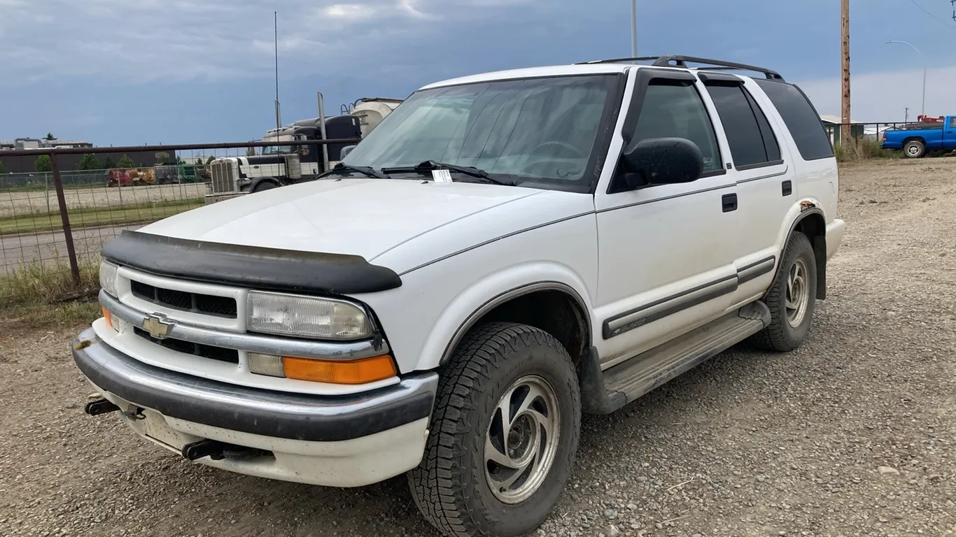 2000 Chevrolet Blazer White SUV VIN: 1GNDTT3W2Y2206202
