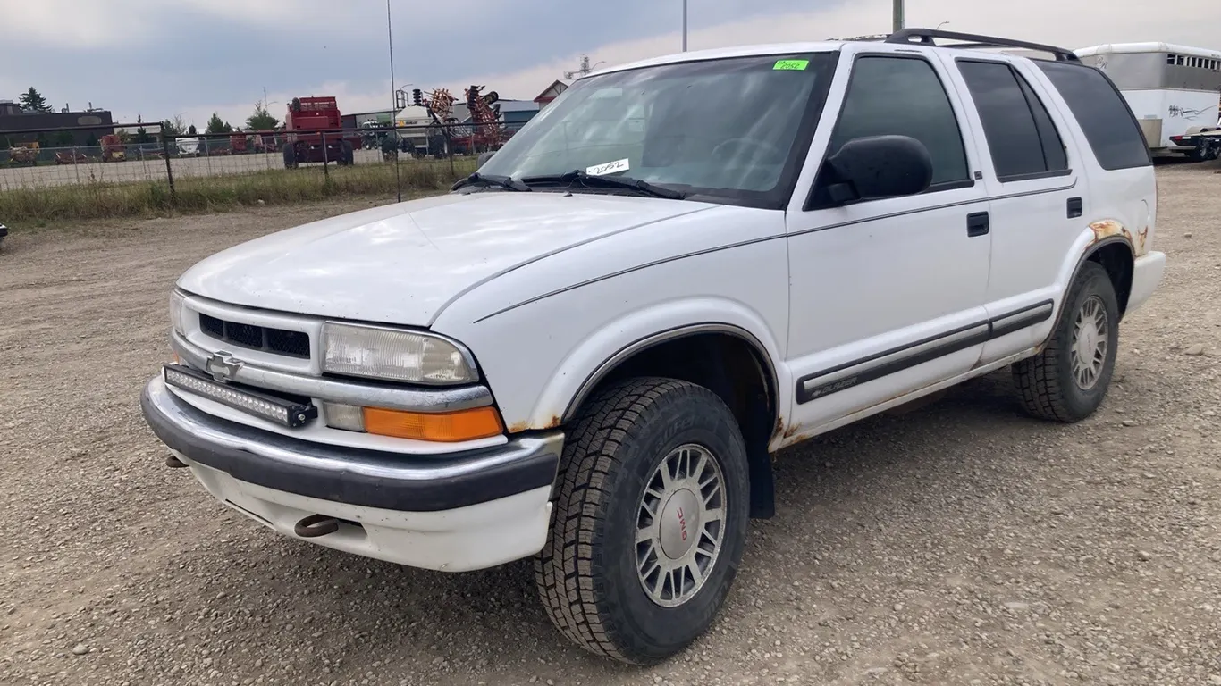 2000 Chevrolet Blazer White SUV VIN: