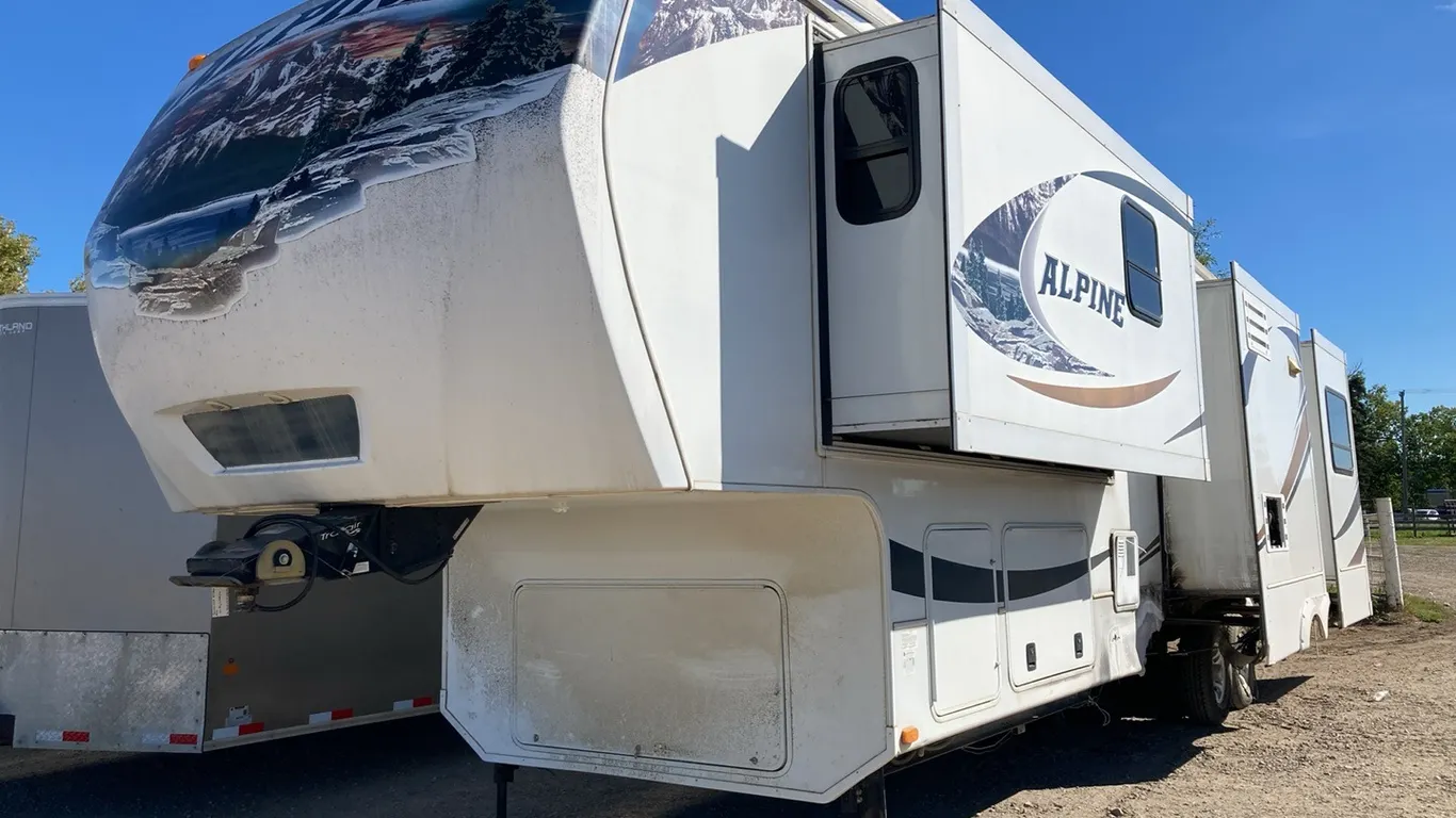 2011 Alpine 5th Wheel 33' Holiday Trailer, VIN: 4YDF3552XCE780232 **No Key**
