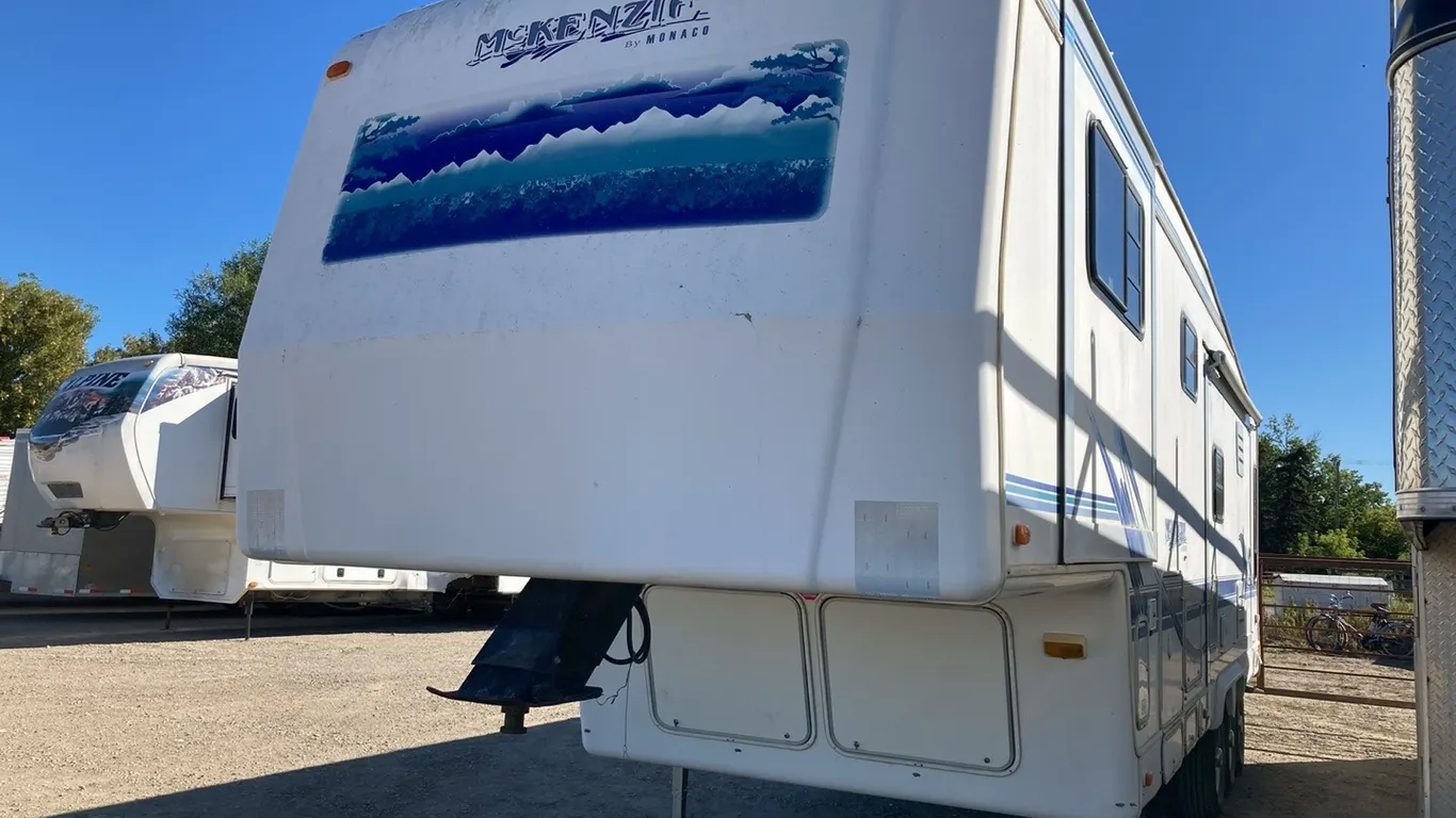 McKenzie By Monaco 5th Wheel 33' Holiday Trailer, VIN: 4K0311K22W3083319