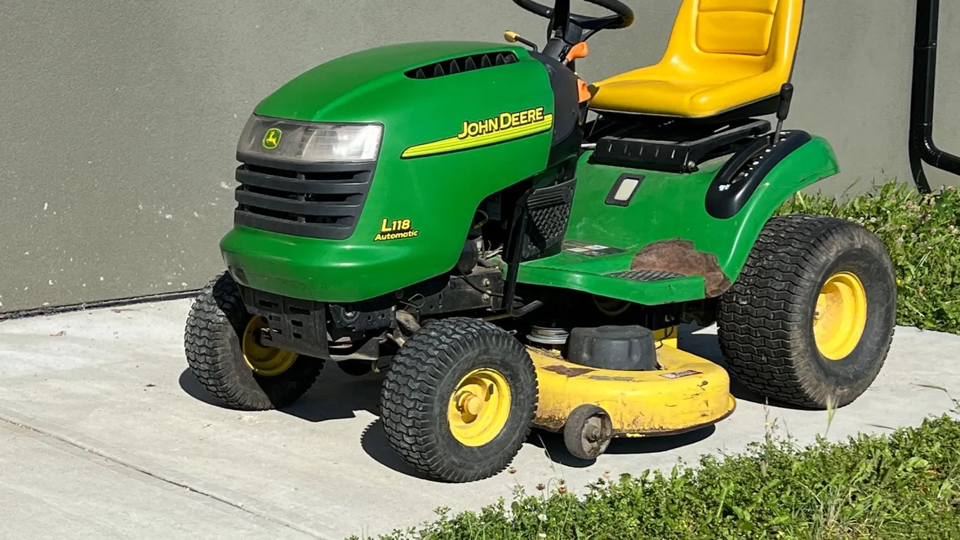 John Deere L118 Tractor