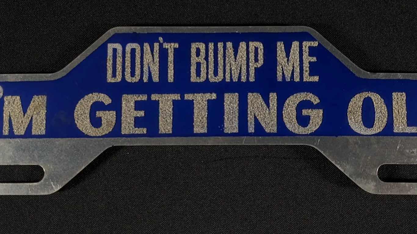 LICNSE PLATE TOPPER SIGN DON'T BUMP ME I'M GETTING OLD