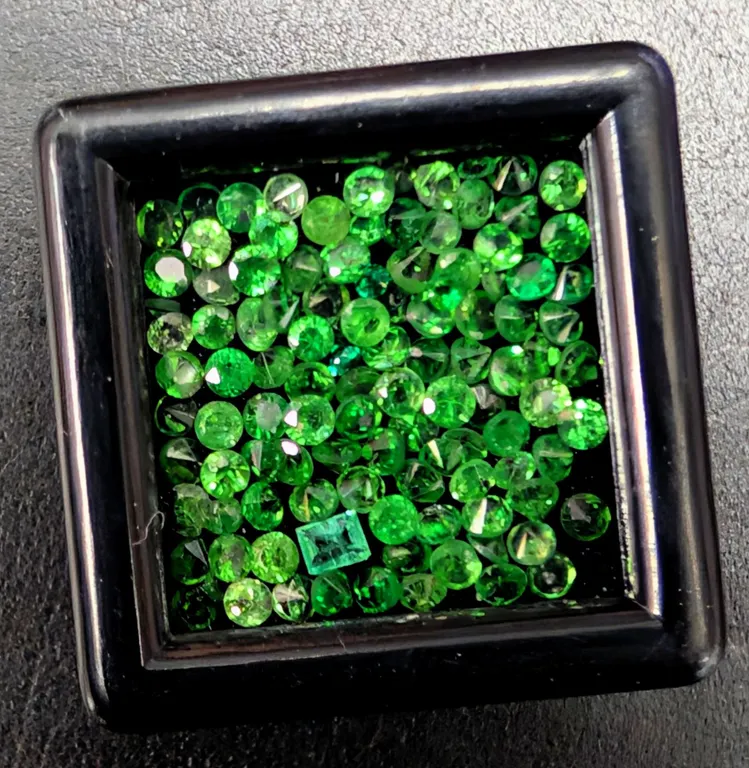 GENUINE TSAVORITE (2CT) GEMSTONE
