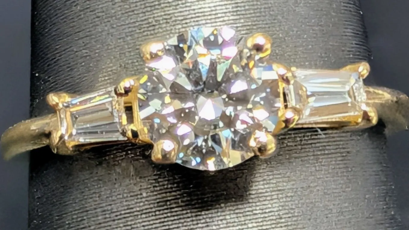 10K(1.4G), LAB DIAMOND (0.7CT)RING, SIZE 5.5, SUGGESTED RETAIL VALUE $2400